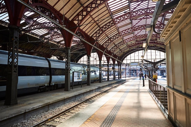 Un treno in una stazione ferroviaria