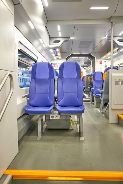 Foto un treno con i sedili blu e un cartello con su scritto 