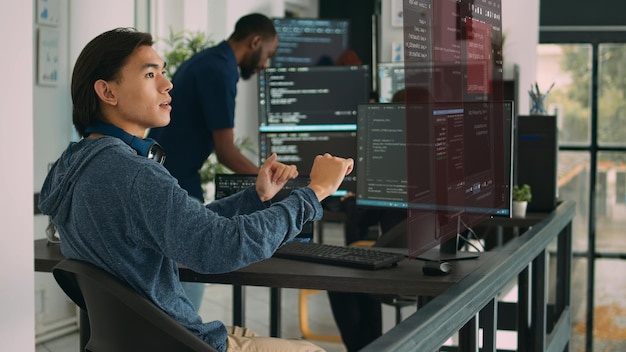 プログラミング言語の Java を使ったプログラミングコードを書きながら多民族のオフィスでスクリプトを可視化するための AR テクノロジーの支援を受けた訓練を受けた開発者同僚が会社のデータを安全に保証する