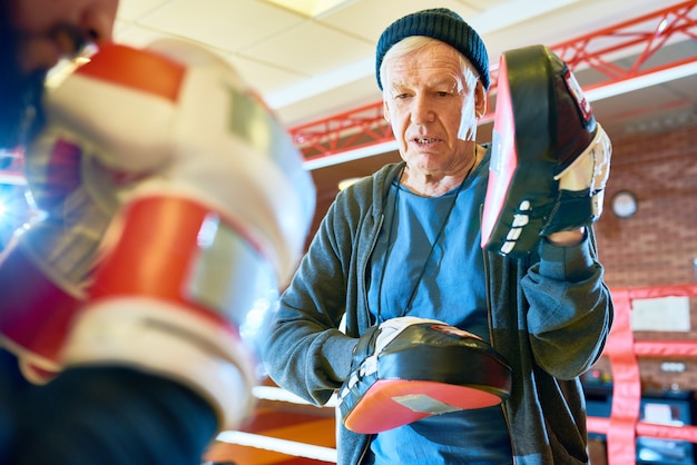 Foto trainer die bokser speciale techniek toont