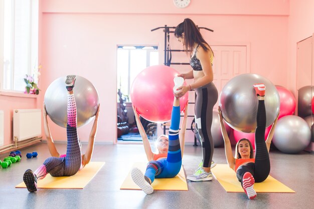 Foto trainer die laat zien hoe de oefening moet worden gedaan