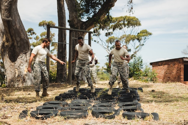 Trainer die training geeft aan militaire soldaten