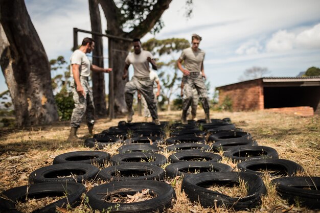 Trainer die training geeft aan militaire soldaten