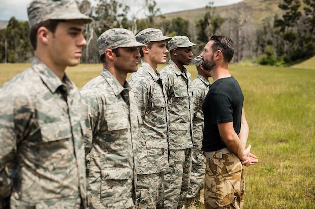 Foto formatore che dà addestramento al soldato militare