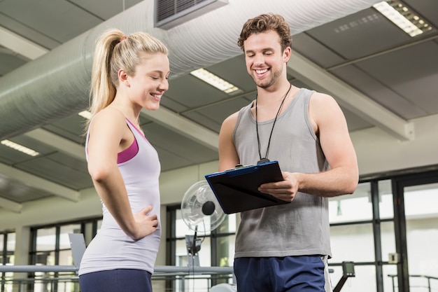 Trainer in gesprek met de vrouw na een training