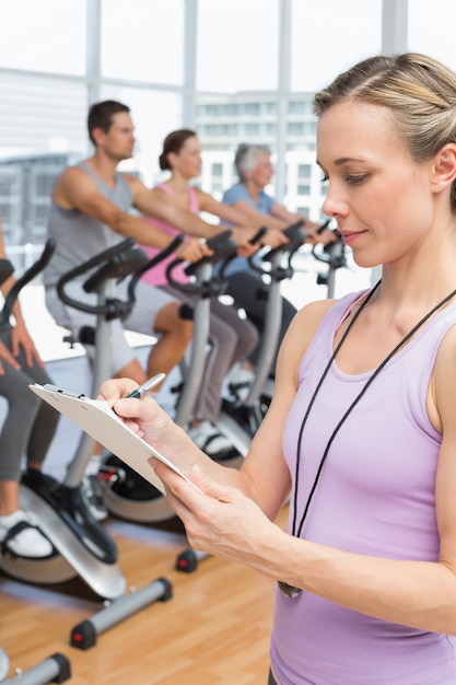 Foto trainer met mensen die trainen tijdens het draaien