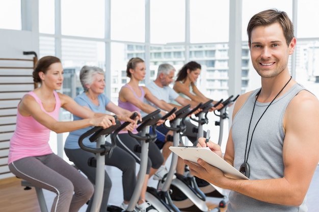 Trainer met mensen die trainen tijdens het draaien