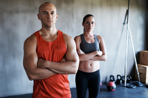 Тренировка, чтобы стать боеспособным. Обрезанный снимок молодого мужчины и женщины в спортивной одежде.