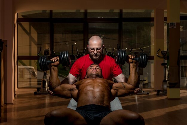 Photo training in gym where partner gives encouragement