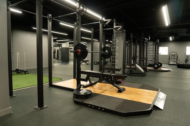 Sala di allenamento con asta in palestra per la salute del corpo dell'atleta per una sana ricreazione atletica piuttosto al coperto