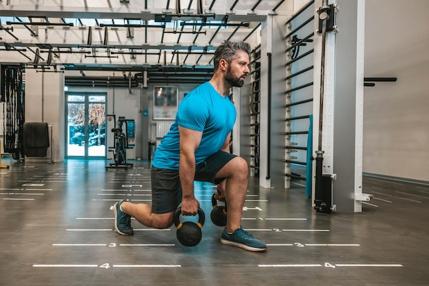 Training. Jonge, bebaarde man met een training in de sportschool