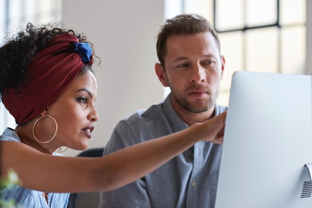 Foto pianificazione della formazione e uomini d'affari con un'idea per la codifica del web design e progetto sul computer conversazione creativa e donna che istruisce un uomo su un sistema di programmazione per lo sviluppo su un pc