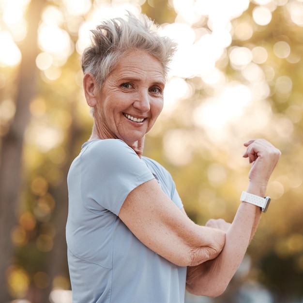 Photo training stretching and senior woman in nature for fitness running and summer workout in portugal health exercise sports motivation and portrait of an elderly woman with warm up smile in a park