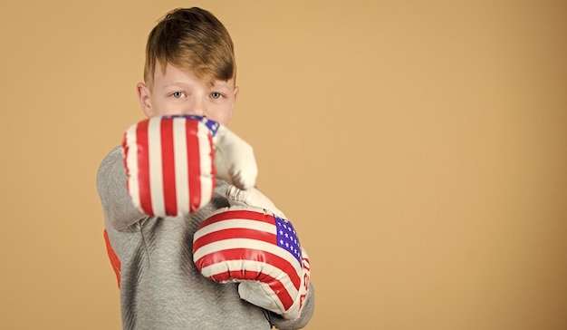 Training van kleine jongen bokser Fitness dieet energie gezondheid ponsen knock-out Jeugd activiteit Sport succes sportkleding mode usa onafhankelijkheidsdag Gelukkig kind sportman in bokshandschoenen