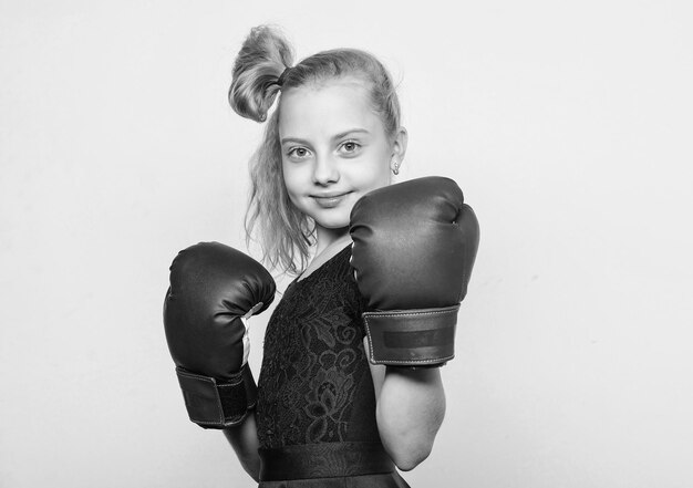 Allenamento con allenatore combatti knockout ed energia successo sportivo boxer bambino allenamento fitness sano sport e abbigliamento sportivo moda bambina in guantoni da boxe pugilato pugile sicuro