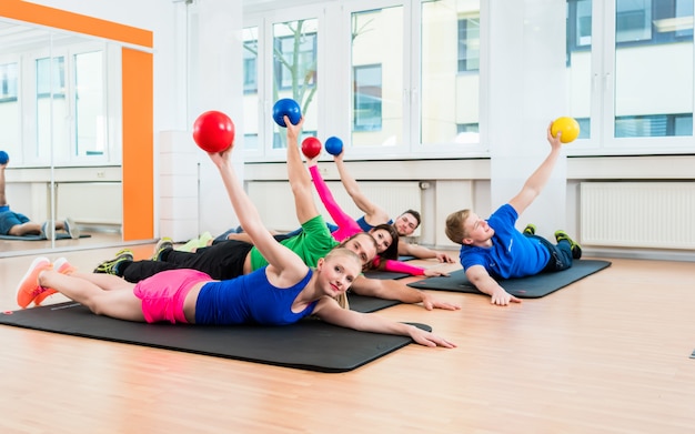 Trainingsgroep in gymnasium tijdens fysiotherapie