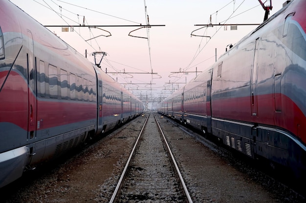 Photo trains on railroad track against sky