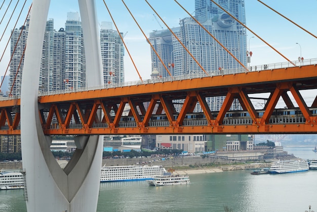 중국 충칭의 양쯔강 다리를 통과하는 열차