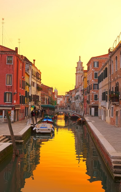 Traitional venetië huizen over water van kleine gracht in de oude stad bij zonsondergang, italië