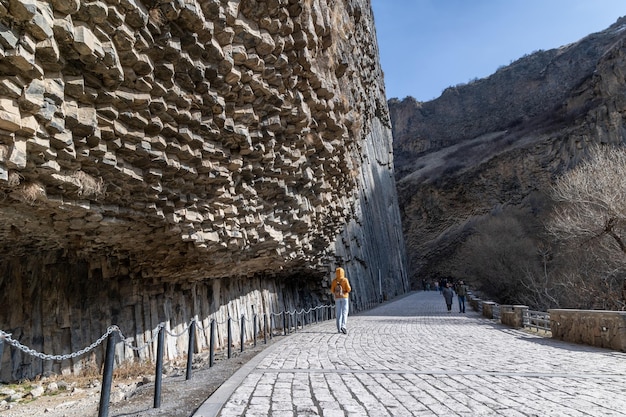 Traject langs rotsen van enorme verticale basaltzuilen zoals orgelpijpen Symfonie van stenen Armenië