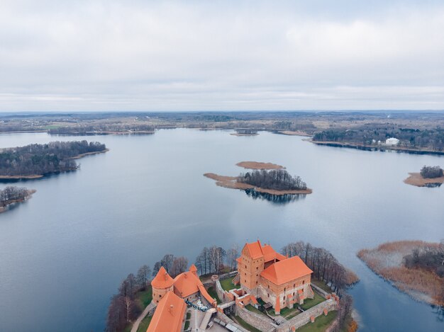 Photo trakai castle aerial view, lithuania