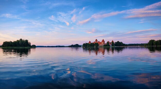 Photo trakai island castle in lake galve lithuania
