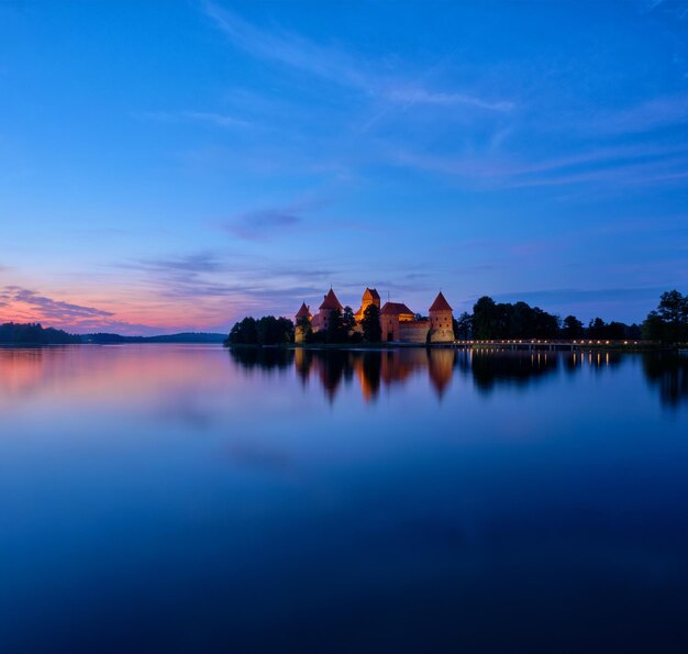 Photo trakai island castle in lake galve lithuania