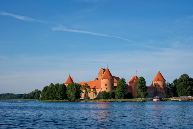 Photo trakai island castle in lake galve lithuania