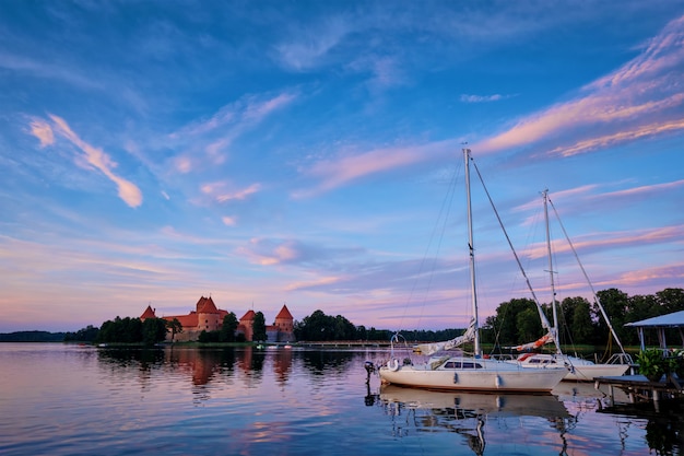 Castello dell'isola di trakai nel lago galve, lituania