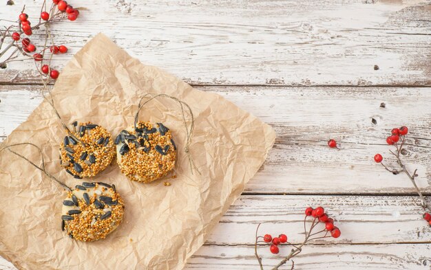 Traktaties voor wilde vogels zelfgemaakte donuts van appelzaden en reuzel op een witte houten achtergrond