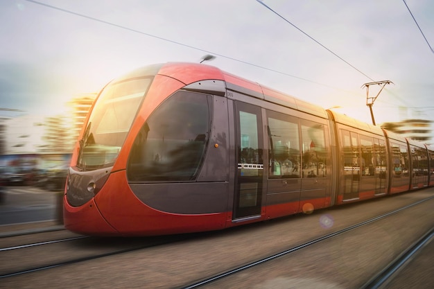 夕暮れの空に照らされた電車