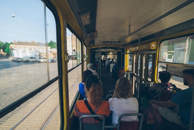 Tram binnen passagiers in stadsvervoer zonnige dag