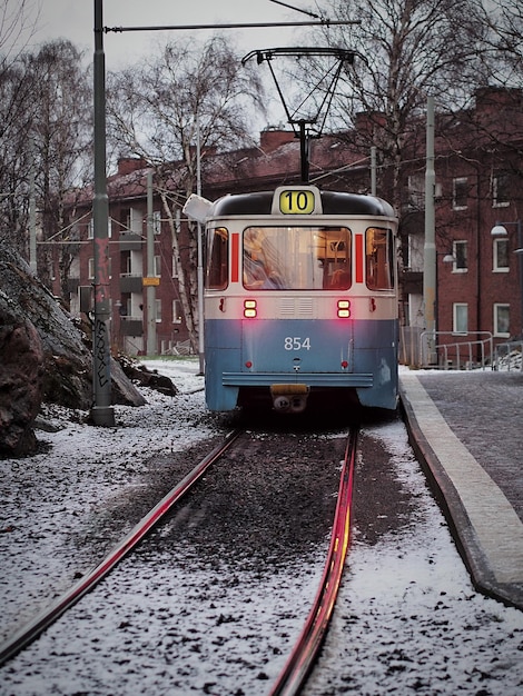 Foto tram sulla strada della città durante l'inverno