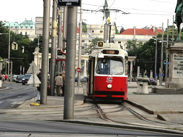 Foto tram sulla strada della città