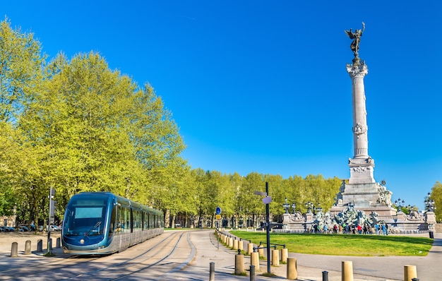 Tram dichtbij het Monument aux Girondins in Bordeaux - Frankrijk, Aquitaine