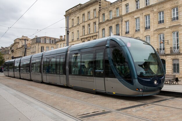 Tram in het centrum van Bordeaux in Frankrijk.