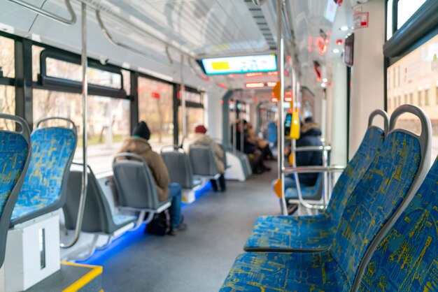 Tram interieur met passagiers.