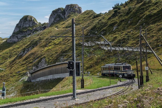 Foto tram over spoorlijn op de berg