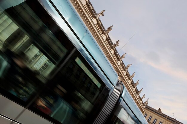 フランス の ボルドー オペラ の 前 を 通過 する 電車