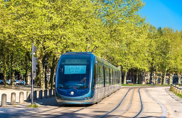 Il tram sulla piazza quinconces a bordeaux - francia, aquitaine