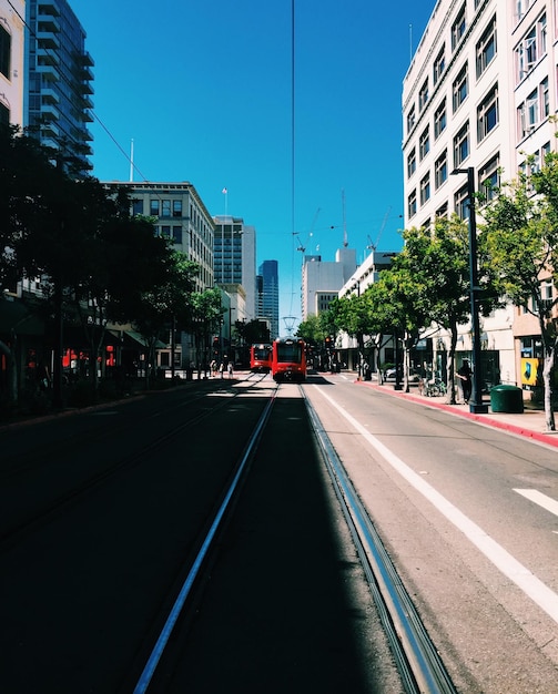 Трамвай на улице среди зданий