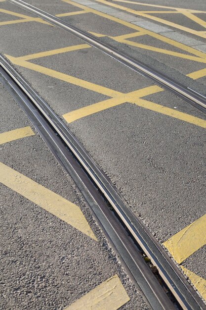 Foto binario del tram su strada a saragozza, spagna