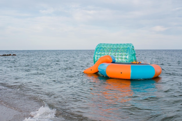 Trampoline op het water op zee