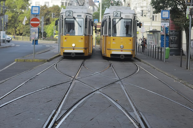 トラムの街の風景、ぼやけた背景の伝統的なヨーロッパの街の景色、ライフスタイル