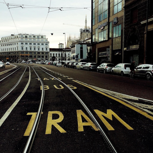 Foto tramsporen op straat langs gebouwen