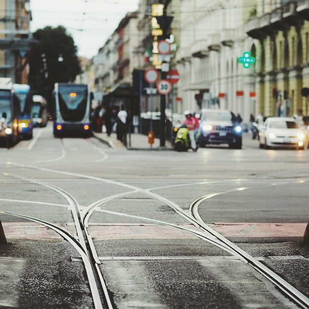 Foto tracce di tram sulla strada della città