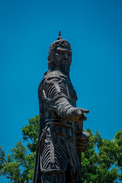 Tran Hung Dao-standbeeld in Vung Tau-stad in Vietnam Monument van de militaire leider op blauwe hemelachtergrond