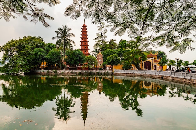 아침에 Tran Quoc 탑 하노이 베트남 하노이 도시에서 가장 오래된 사원