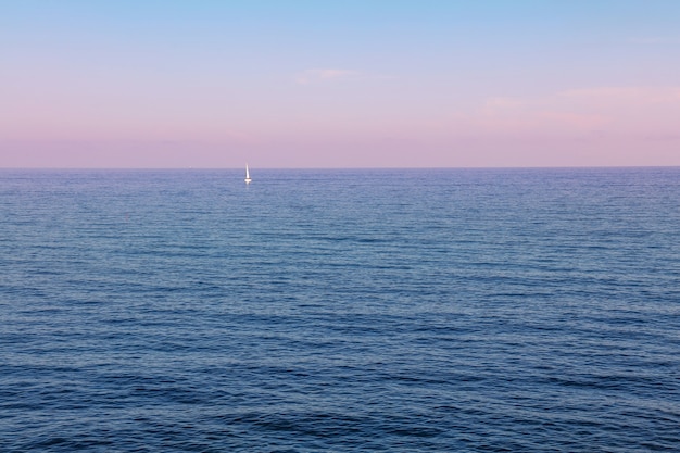 静かな夕日の海景