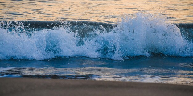 Photo tranquil sunset of shonan kaigan view of serene waves